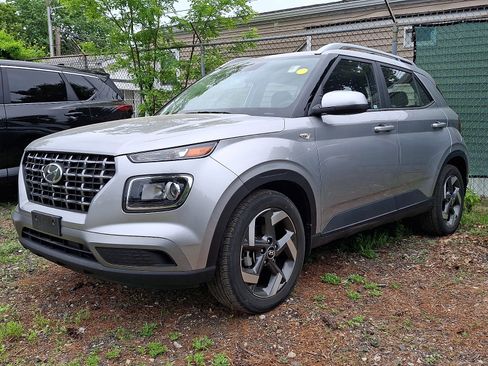 Used 2023 Hyundai Venue SEL FWD image 2