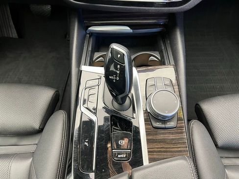 Used 2021 BMW 530i xDrive w/ Premium Package image 12