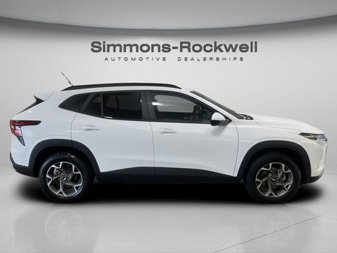 Used 2025 Chevrolet Trax LT w/ LT Convenience Package image 4