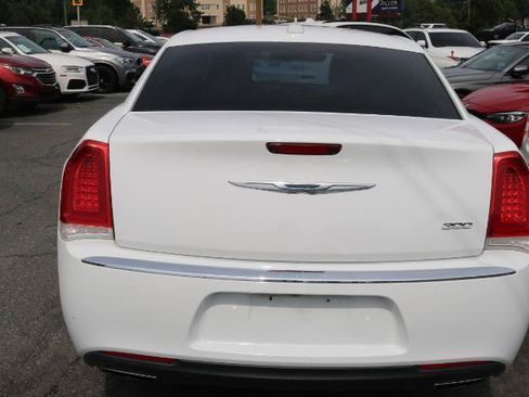 Used 2017 Chrysler 300 C RWD image 6