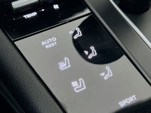 New 2026 Porsche Macan Base image 23