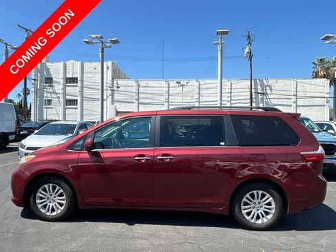 Used 2017 Toyota Sienna XLE FWD image 9