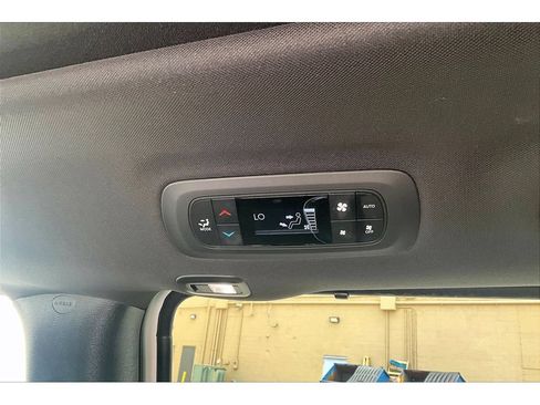 Certified 2025 Chrysler Pacifica Limited FWD image 13
