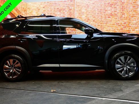 Used 2025 Nissan Pathfinder SV w/ SV Premium Package image 8