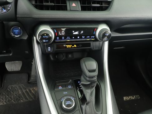 Used 2022 Toyota RAV4 XLE w/ Convenience Package image 11