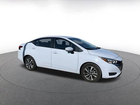Used 2025 Nissan Versa SV image 2