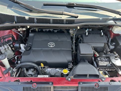 Used 2012 Toyota Sienna LE w/ Towing Pkg AWD/4WD image 31