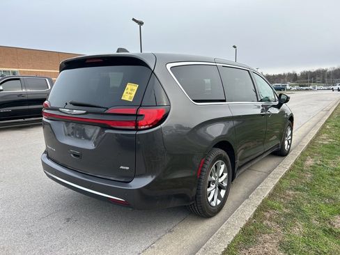 Used 2023 Chrysler Pacifica Touring-L image 3
