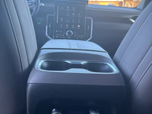 Used 2024 GMC Acadia Elevation image 21