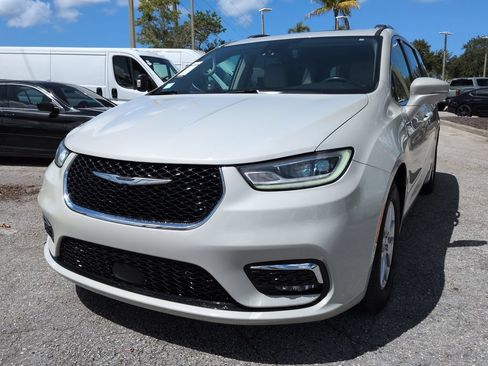 Used 2021 Chrysler Pacifica Touring-L w/ Premium & Safety Sphere Group FWD image 9
