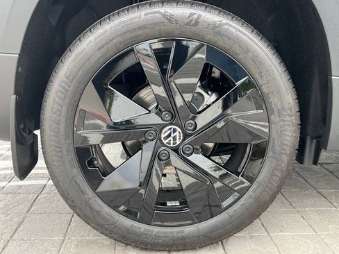 New 2025 Volkswagen Taos SE image 9