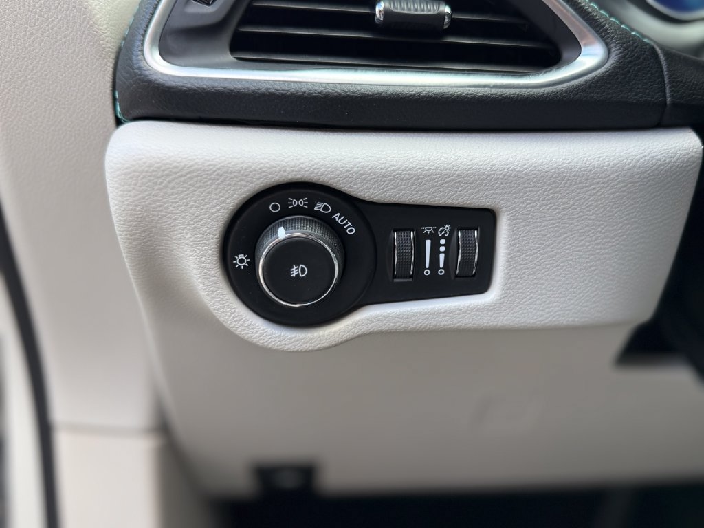 Used 2019 Chrysler Pacifica Limited w/ Advanced Safetytec Group FWD image 23
