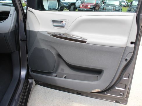 Used 2020 Toyota Sienna XLE AWD/4WD image 27