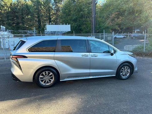 Used 2023 Toyota Sienna XLE AWD/4WD image 4