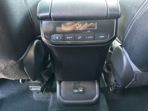 Used 2022 Toyota Highlander XLE AWD/4WD image 19