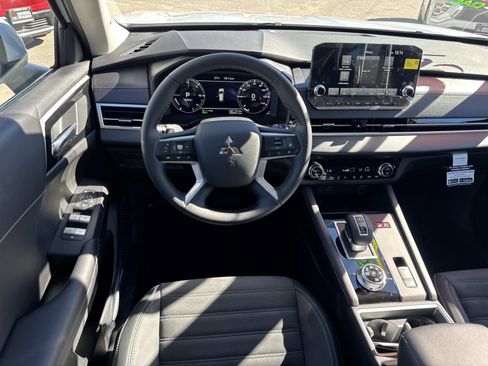 New 2025 Mitsubishi Outlander 4WD Plug-In Hybrid image 10