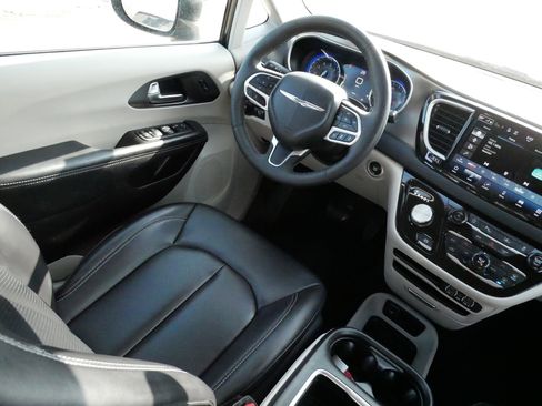 Used 2023 Chrysler Pacifica Touring-L image 9