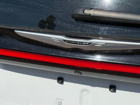 Used 2023 Chrysler Pacifica Limited image 7