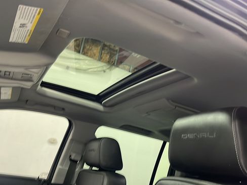 Used 2019 GMC Yukon XL Denali w/ Denali Ultimate Package AWD/4WD image 12