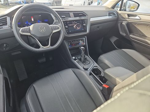 Certified 2023 Volkswagen Tiguan SE w/ Panoramic Sunroof Package image 4