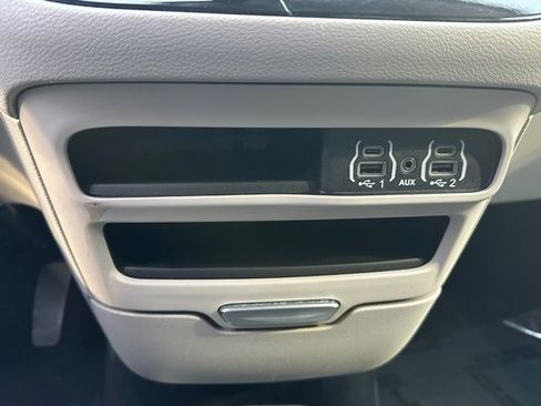 Used 2024 Chrysler Pacifica Touring-L image 40