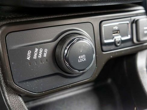 Used 2023 Jeep Renegade Latitude w/ Premium Group AWD/4WD image 20