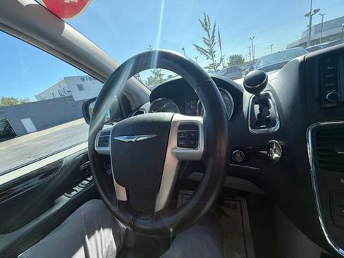 Used 2014 Chrysler Town & Country Touring-L w/ Driver Convenience Group FWD image 45