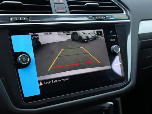 New 2024 Volkswagen Tiguan SE w/ Panoramic Sunroof Package image 16