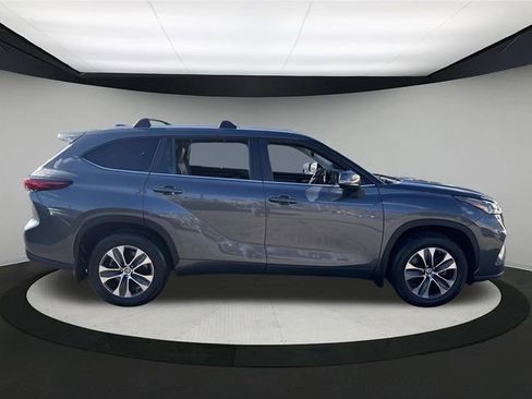 Used 2023 Toyota Highlander XLE image 5