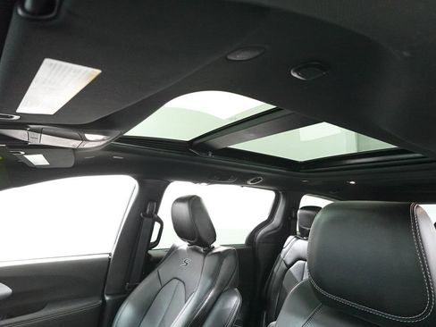 Used 2024 Chrysler Pacifica Touring-L w/ S Appearance Package image 13