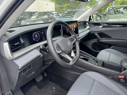 Used 2025 Volkswagen Tiguan SE AWD/4WD image 25