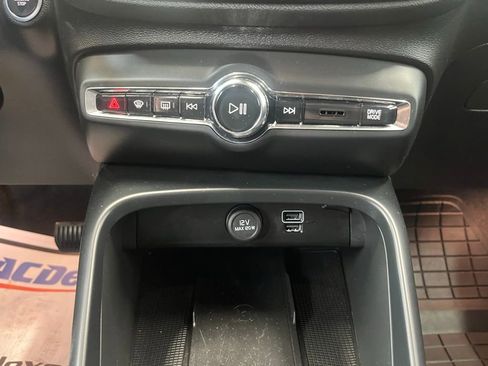 Used 2022 Volvo XC40 T5 Momentum image 15