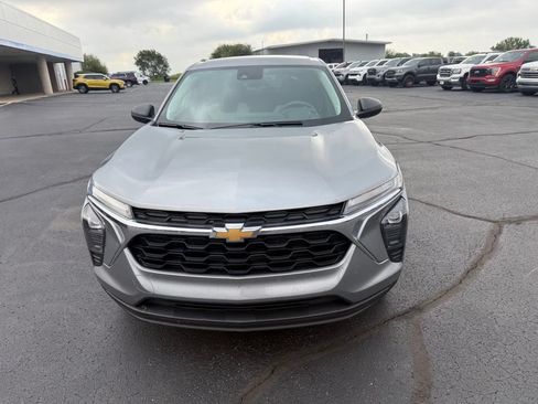 Used 2024 Chevrolet Trax LS w/ Driver Confidence Package FWD image 10
