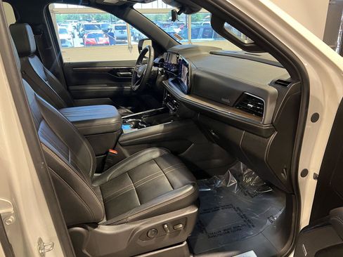 Used 2025 Chevrolet Suburban High Country AWD/4WD image 46
