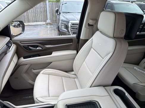 Used 2023 GMC Yukon XL Denali w/ Denali Reserve Package RWD image 21