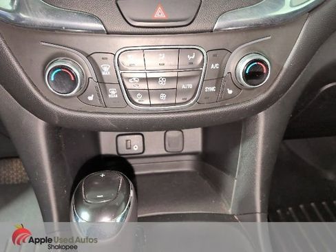 Used 2018 Chevrolet Equinox LT image 17