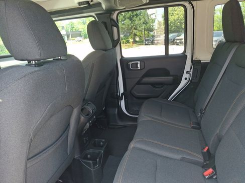 Used 2025 Jeep Wrangler Unlimited Sahara AWD/4WD image 20