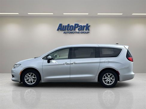 Used 2023 Chrysler Voyager LX image 4