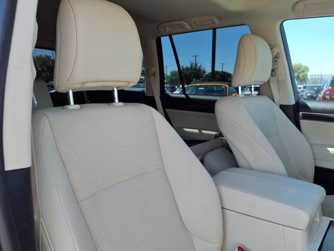 Used 2023 Lexus GX 460 Premium w/ Accessory Package AWD/4WD image 12