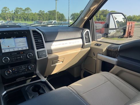 Used 2019 Ford F250 Lariat w/ Lariat Value Package AWD/4WD image 32