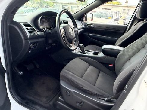 Used 2019 Jeep Grand Cherokee Laredo RWD image 12