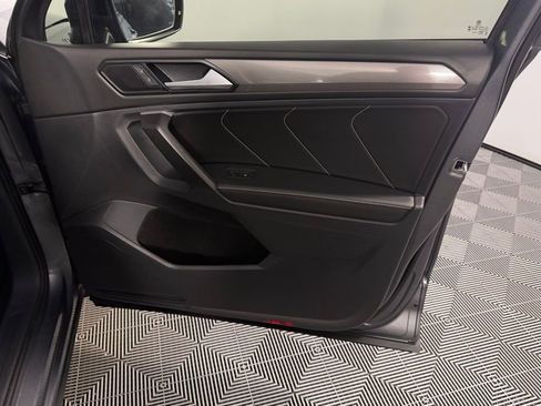Used 2024 Volkswagen Tiguan SE w/ Panoramic Sunroof Package FWD image 30