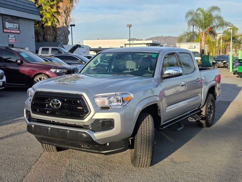 Used 2022 Toyota Tacoma SR image 4