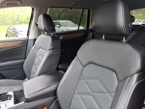 Used 2024 Volkswagen Atlas SE AWD/4WD image 16