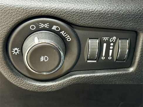 Used 2019 Chrysler Pacifica Touring-L Plus w/ S Appearance Package image 12