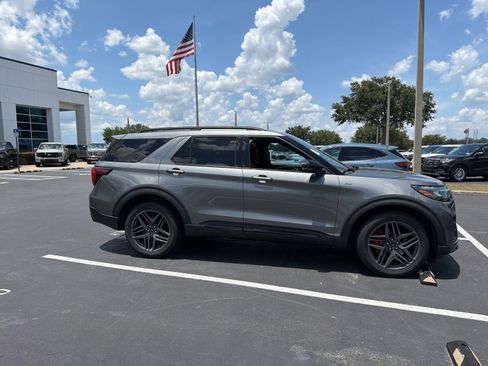 Used 2025 Ford Explorer ST-Line w/ ST-Line Street Pack AWD/4WD image 2