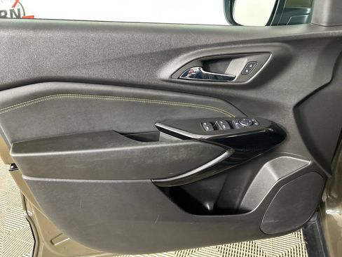 Used 2024 Chevrolet Trax LT w/ Sunroof Package FWD image 11