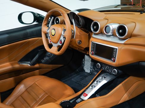 Used 2016 Ferrari California T RWD image 17