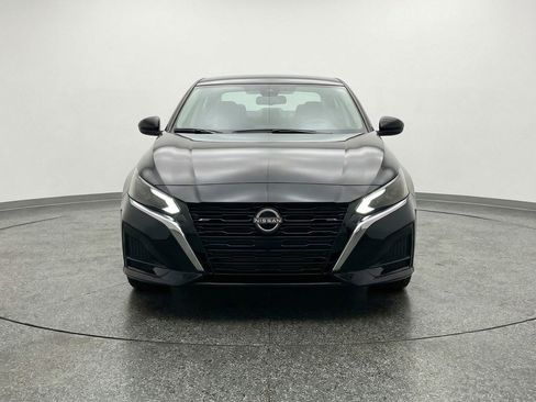 Used 2025 Nissan Altima 2.5 SV FWD image 2