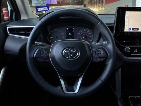 Used 2025 Toyota Corolla Cross LE FWD image 34